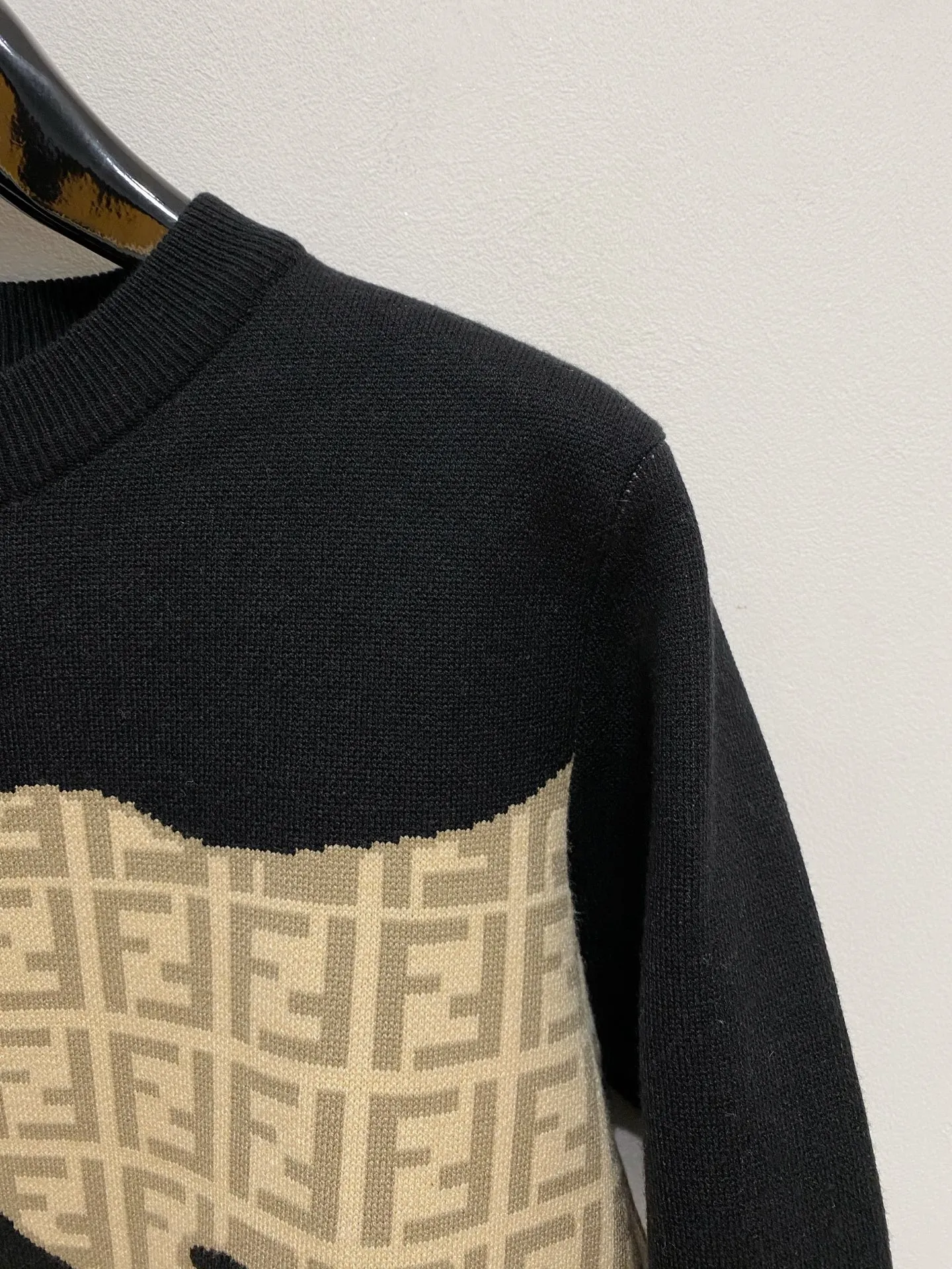 🅿️440 LV crew neck sweater, made of wool blended yarn, has good warmth retention, fluffy and soft, doubles skin care, giving you a lightweight wearing experience. High-quality natural fibers ensure high-quality life. The whole piece adopts solid color single-sided craftsmanship, leaving loose space when fit, solid color plain weave, neat texture, solid color design, durable and high-end. The workmanship is meticulous, fashionable and versatile. The reverse shoulder design is simple and comfortable. At the same time, it uses counter stitching to highlight the quality in the details, making the temperament more low-key, restrained, calm and stylish, and better showing the clean and tidy side of successful men. The collar, cuffs, and hem are made of dense rib weaving, which is tight and elastic, not easy to deform, and highlights the details and texture. Whether worn alone or layered, it can not only give you a warm feeling, but also give you a sophisticated sense of fashion.      Size: M-XXXL